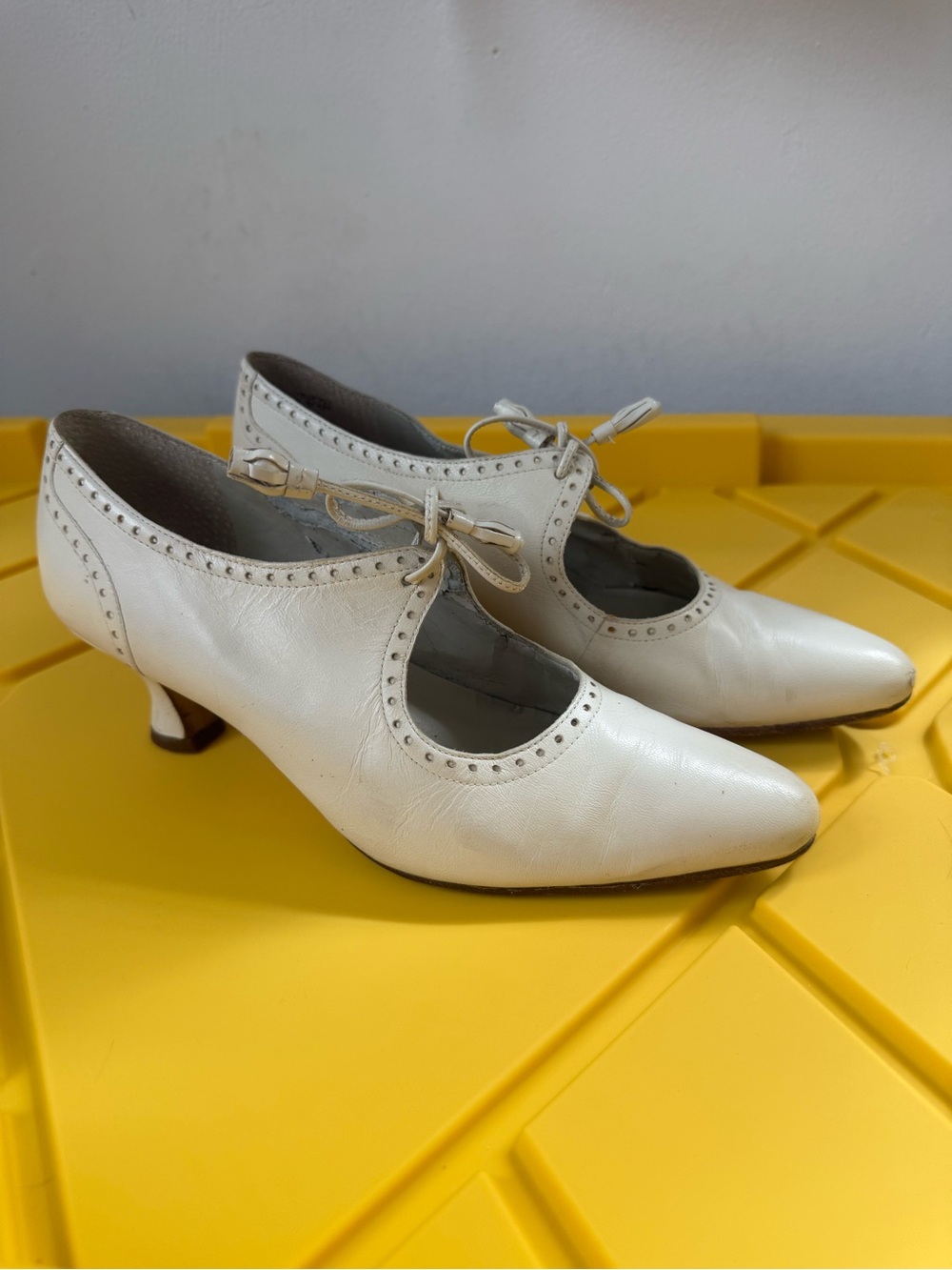 Enzo Angiolini White Leather Pointed Toe Lace-Up Kitten Heel Pumps 7M